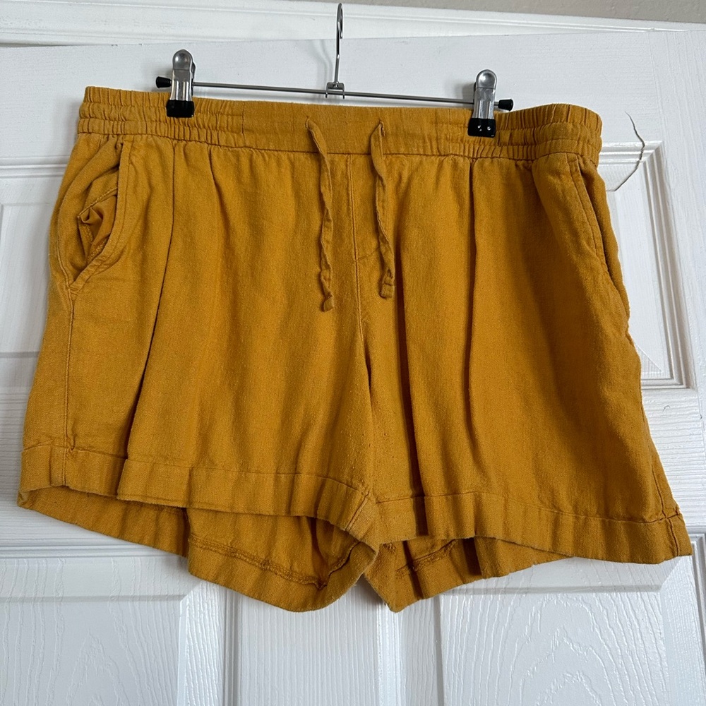 Women’s high-waisted, drawstring linen shorts. 3.5” inseam, size large.